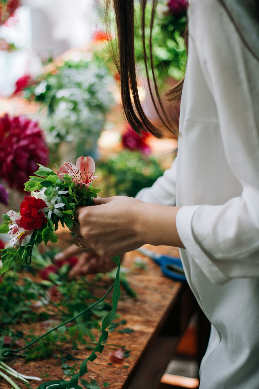 Florista preparando un arreglo floral para un evento