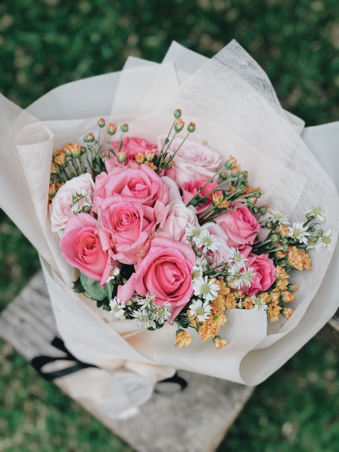 Ramo clásico de rosas rosas envuelto en papel kraft